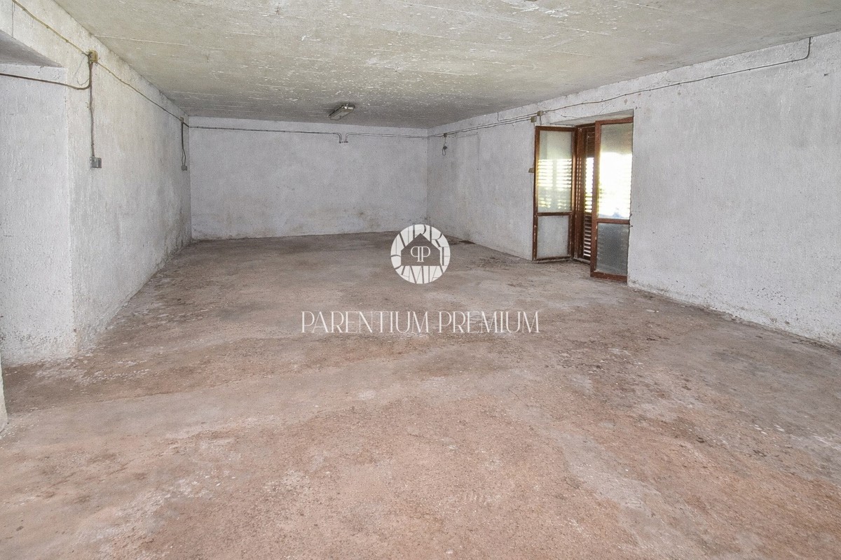 Opportunità di investimento: casa con terreno edificabile per la costruzione di 7 appartamenti, a soli 700 m dal mare