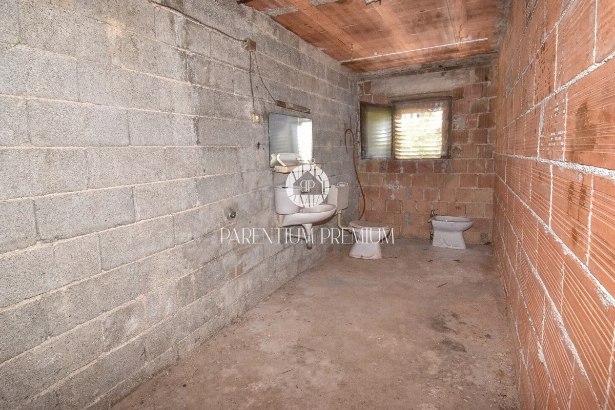 Opportunità di investimento: casa con terreno edificabile per la costruzione di 7 appartamenti, a soli 700 m dal mare