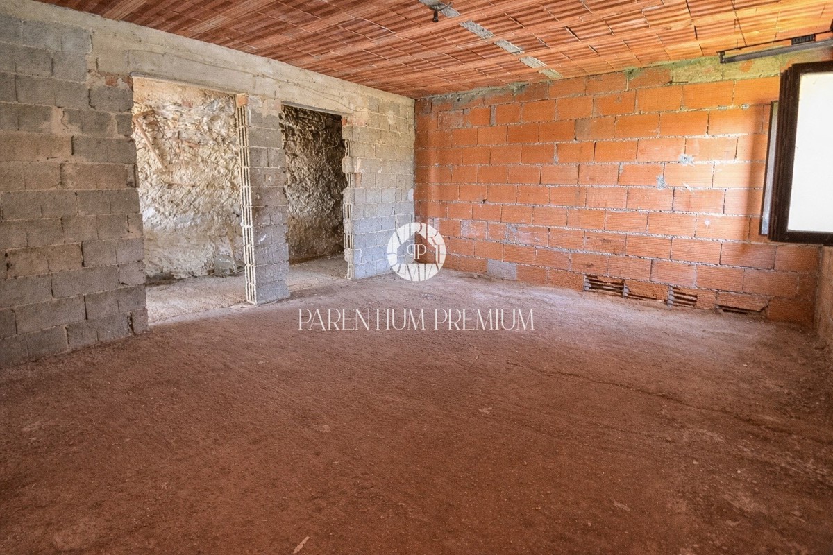 Opportunità di investimento: casa con terreno edificabile per la costruzione di 7 appartamenti, a soli 700 m dal mare