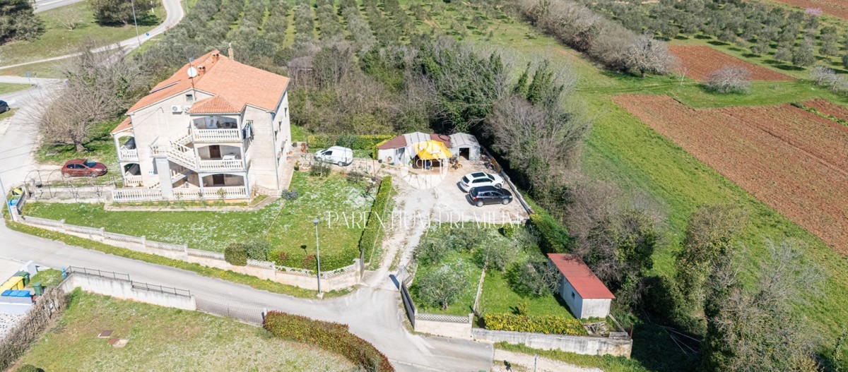 Opportunità di investimento: casa con terreno edificabile per la costruzione di 7 appartamenti, a soli 700 m dal mare