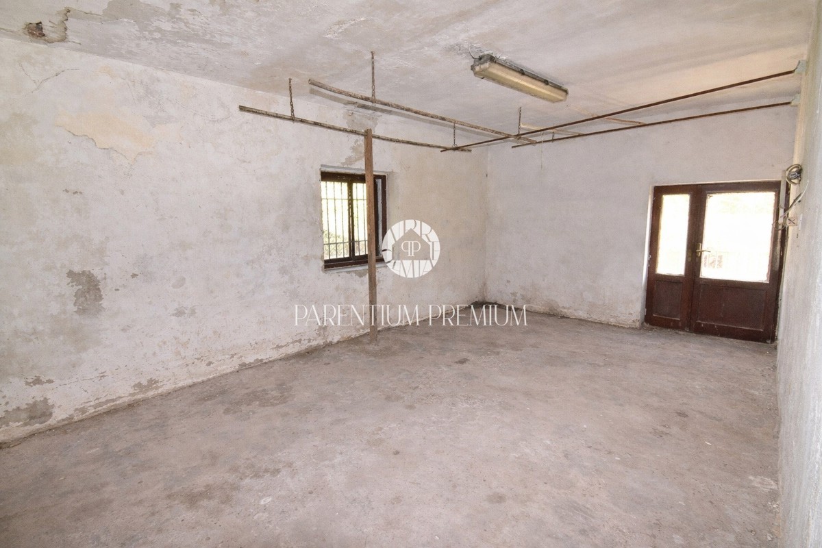 Opportunità di investimento: casa con terreno edificabile per la costruzione di 7 appartamenti, a soli 700 m dal mare