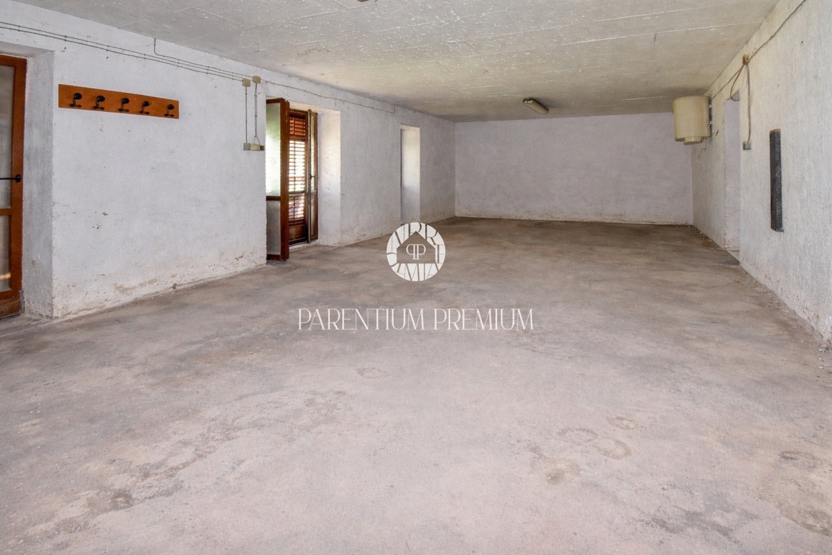 Opportunità di investimento: casa con terreno edificabile per la costruzione di 7 appartamenti, a soli 700 m dal mare