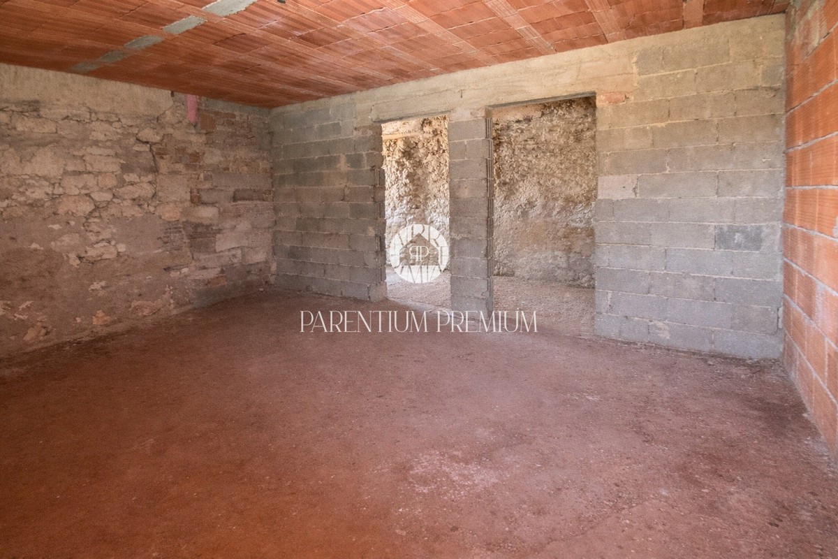 Opportunità di investimento: casa con terreno edificabile per la costruzione di 7 appartamenti, a soli 700 m dal mare