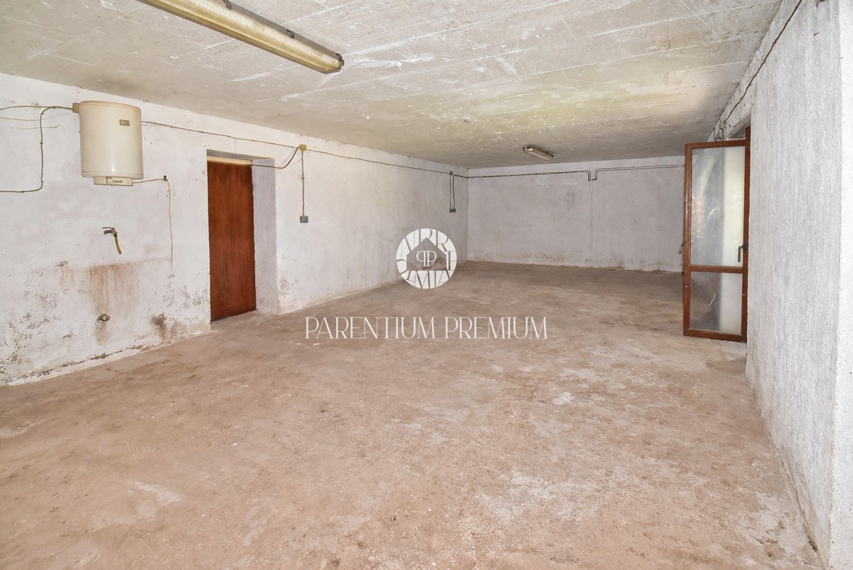 Opportunità di investimento: casa con terreno edificabile per la costruzione di 7 appartamenti, a soli 700 m dal mare