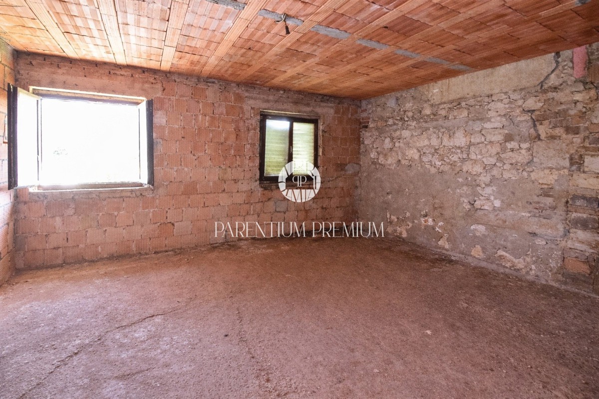 Opportunità di investimento: casa con terreno edificabile per la costruzione di 7 appartamenti, a soli 700 m dal mare