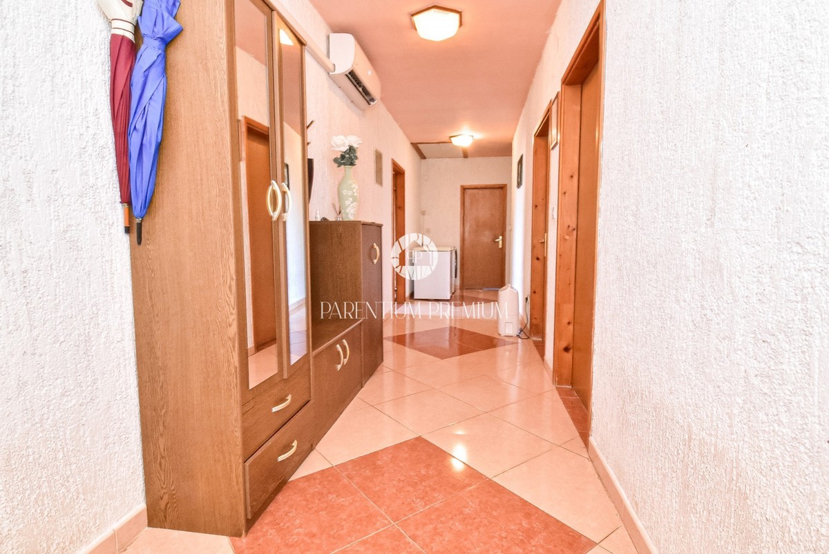 Opportunità di investimento: casa con terreno edificabile per la costruzione di 7 appartamenti, a soli 700 m dal mare