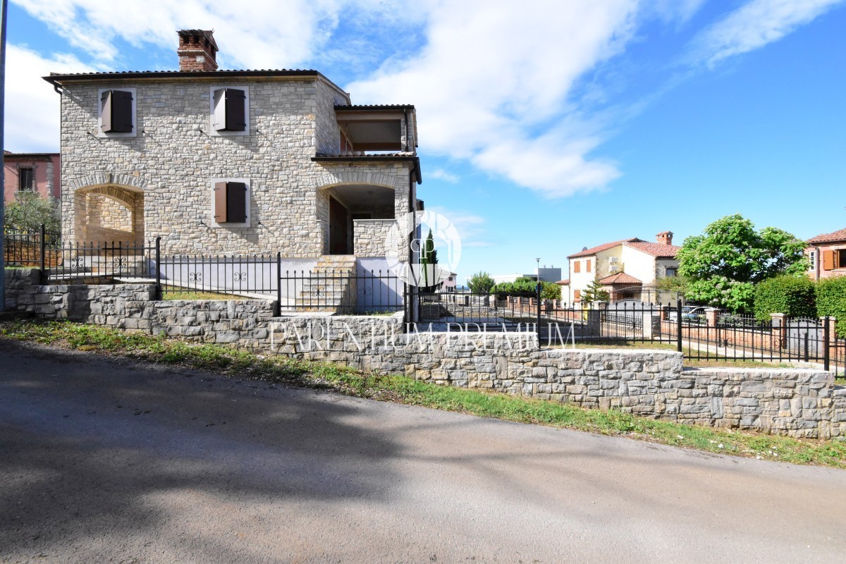 Casa in pietra in una bella posizione con vista sul mare