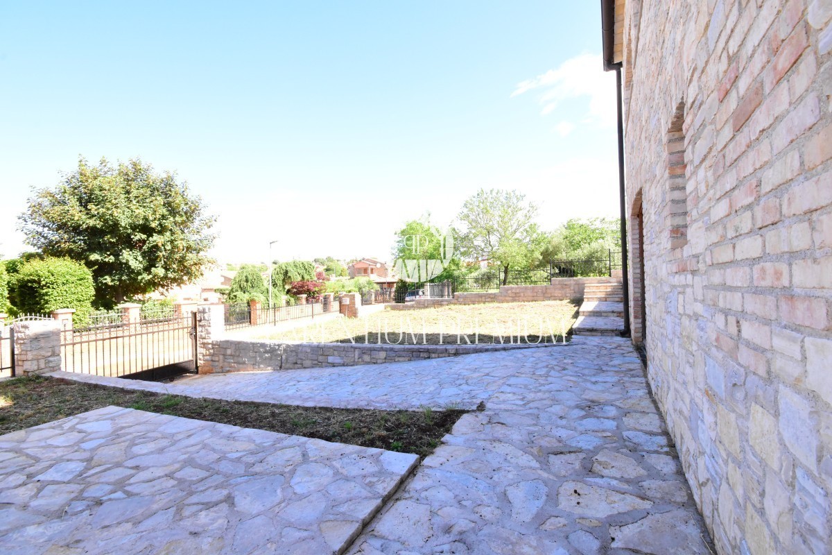 Casa in pietra in una bella posizione con vista sul mare