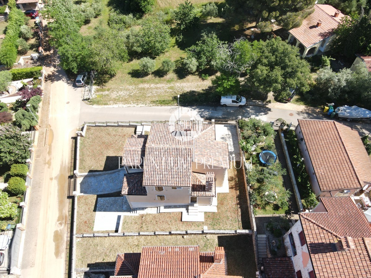 Casa in pietra in una bella posizione con vista sul mare