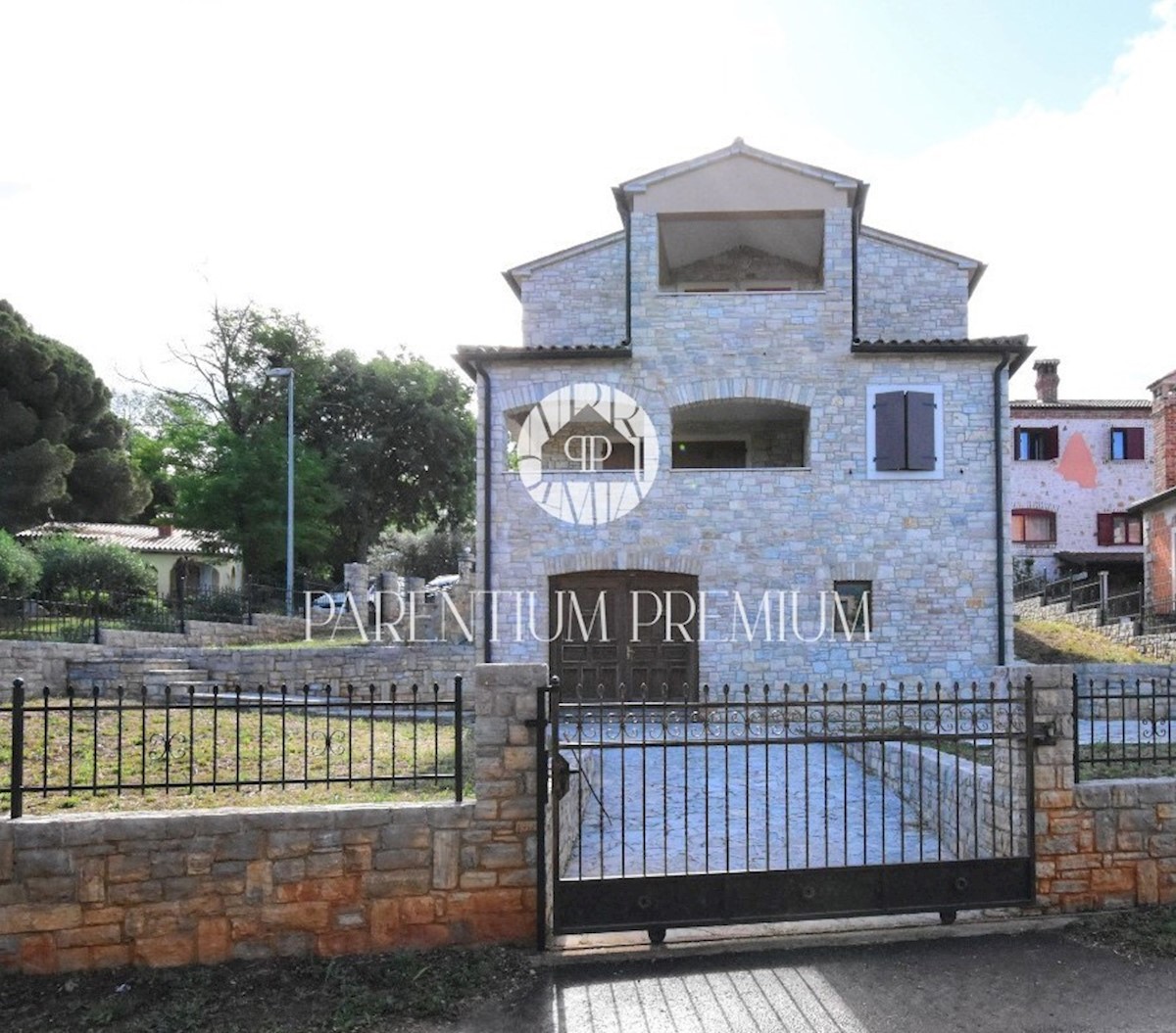 Casa in pietra in una bella posizione con vista sul mare