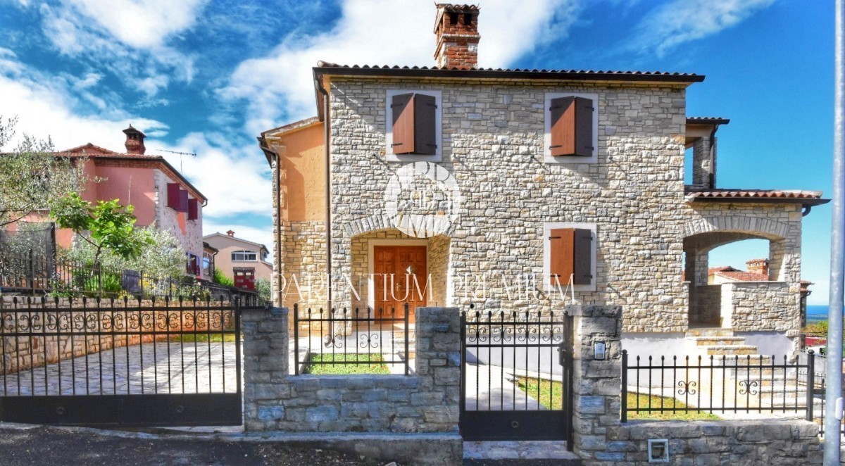 Casa in pietra in una bella posizione con vista sul mare