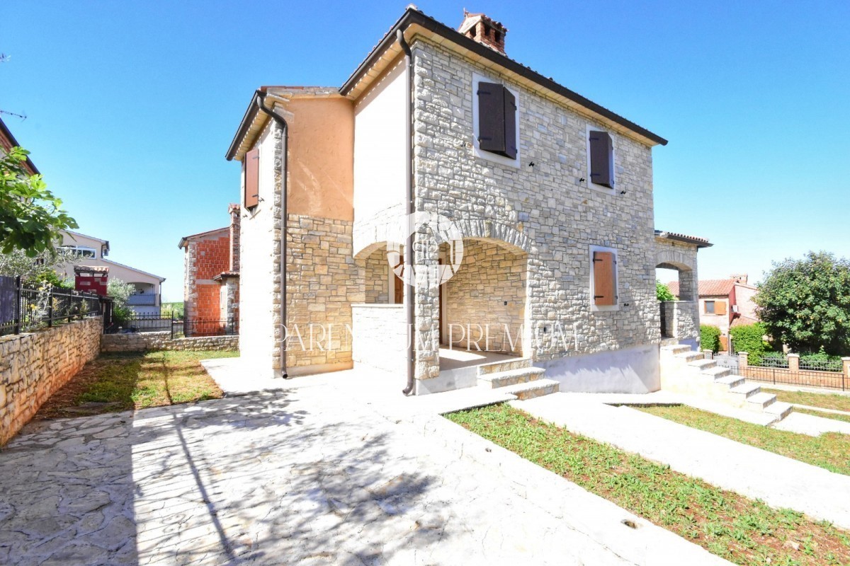 Casa in pietra in una bella posizione con vista sul mare