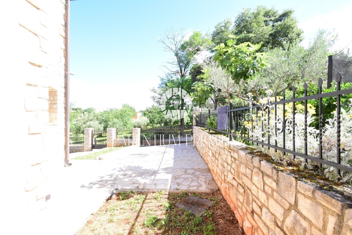 Casa in pietra in una bella posizione con vista sul mare