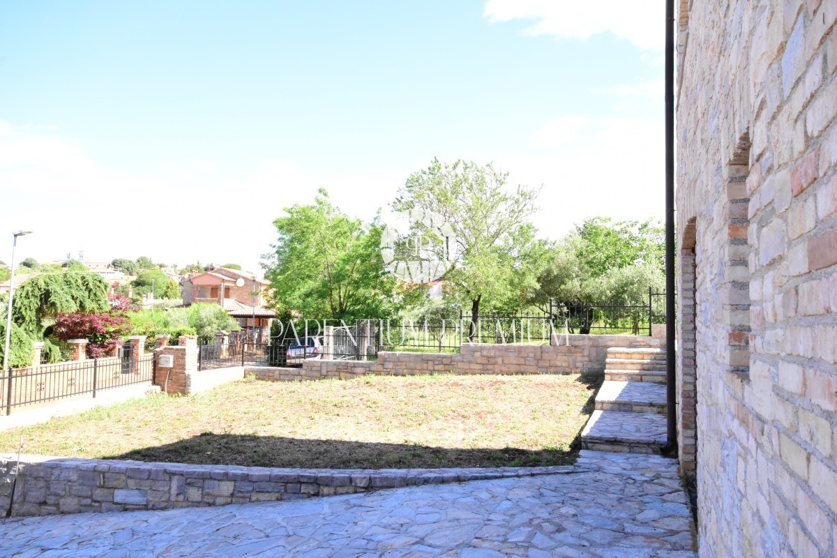 Casa in pietra in una bella posizione con vista sul mare