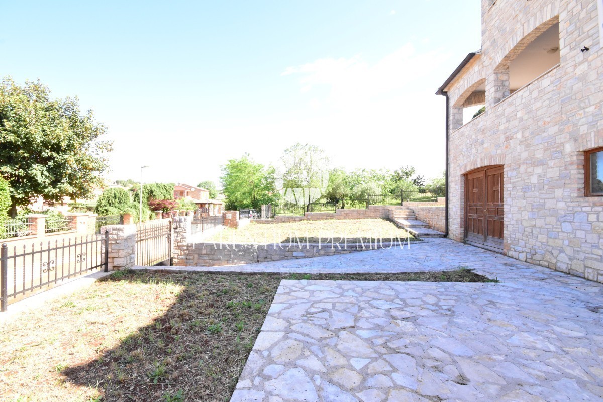 Casa in pietra in una bella posizione con vista sul mare