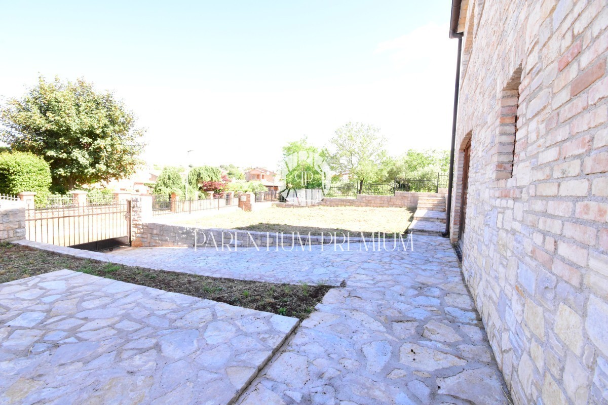 Casa in pietra in una bella posizione con vista sul mare