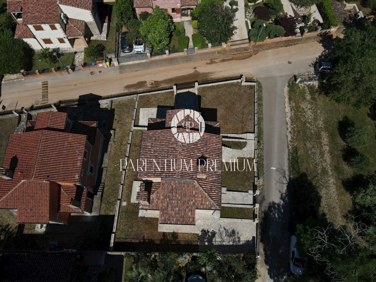 Casa in pietra in una bella posizione con vista sul mare