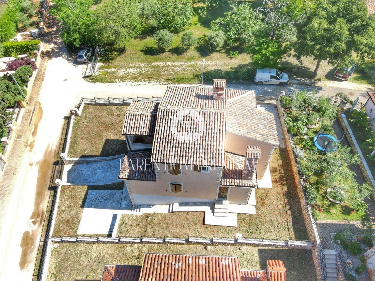 Casa in pietra in una bella posizione con vista sul mare