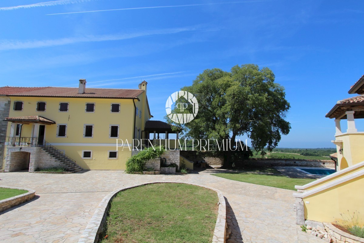 Una lussuosa tenuta con due edifici residenziali e una piscina