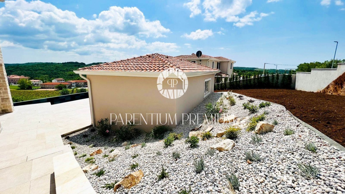 Lussuosa villa in pietra in posizione tranquilla con vista panoramica