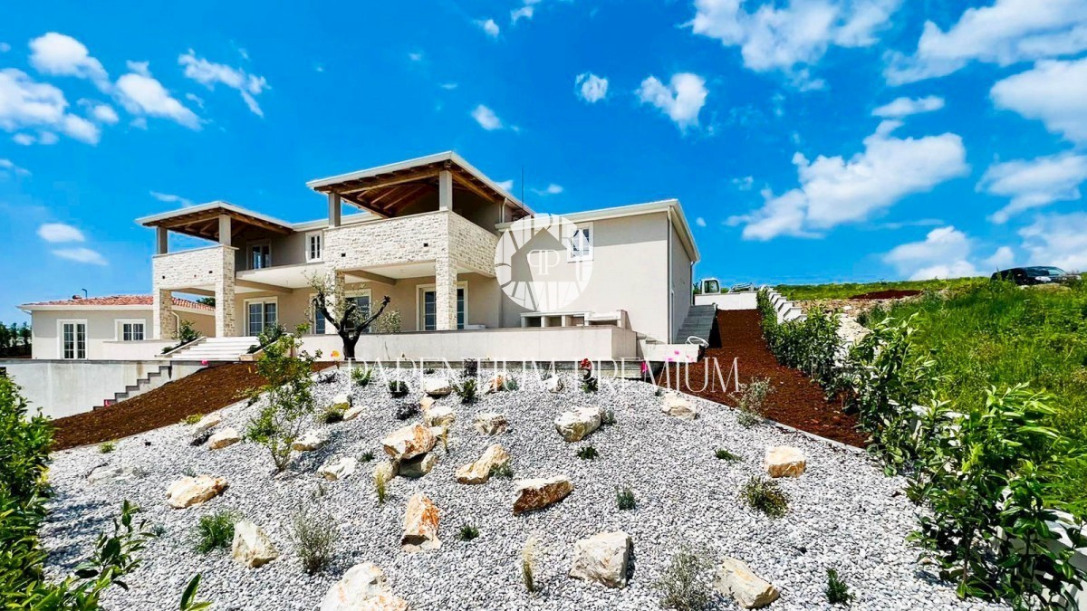 Lussuosa villa in pietra in posizione tranquilla con vista panoramica