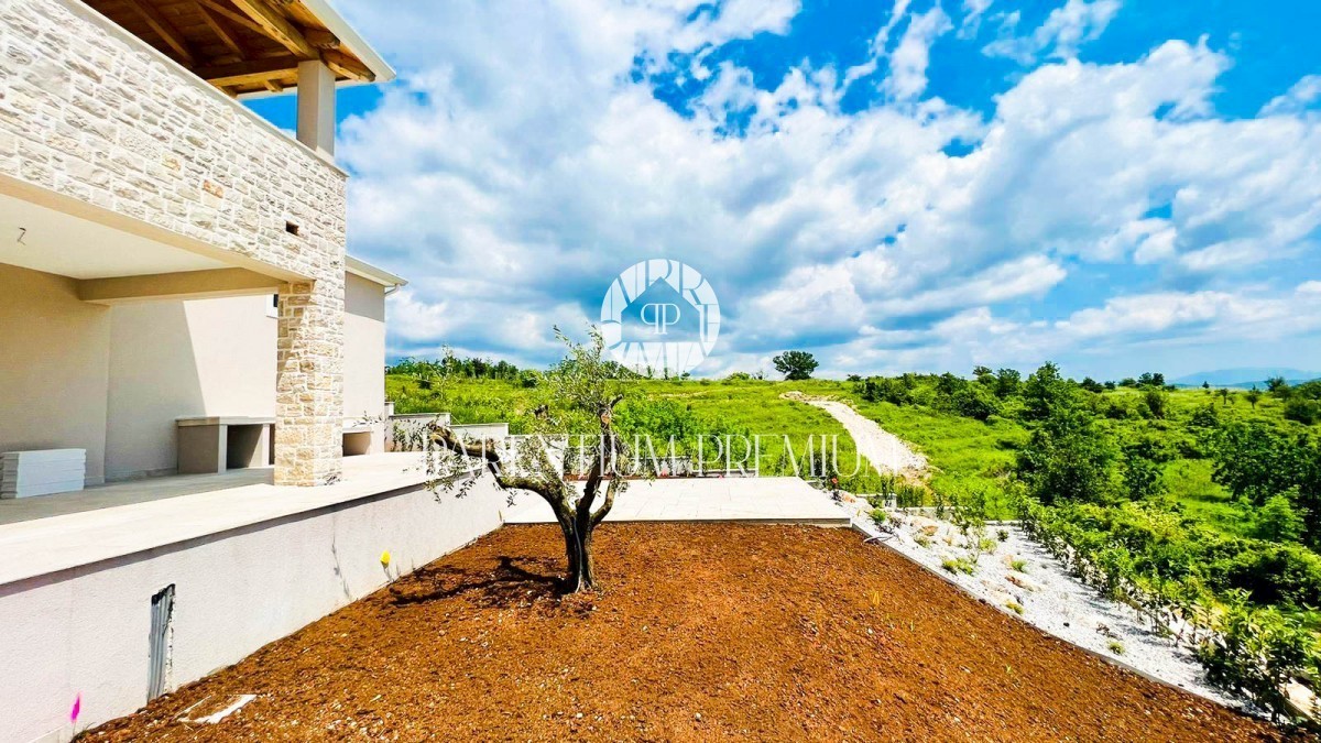 Lussuosa villa in pietra in posizione tranquilla con vista panoramica