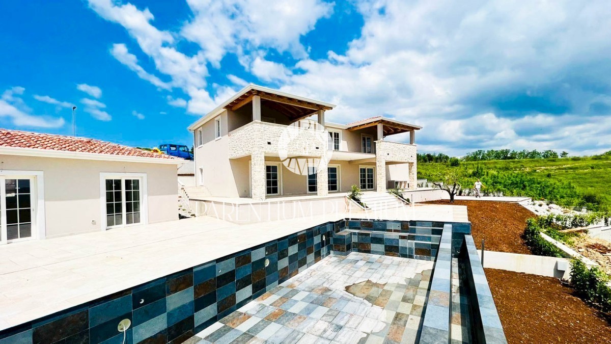 Lussuosa villa in pietra in posizione tranquilla con vista panoramica