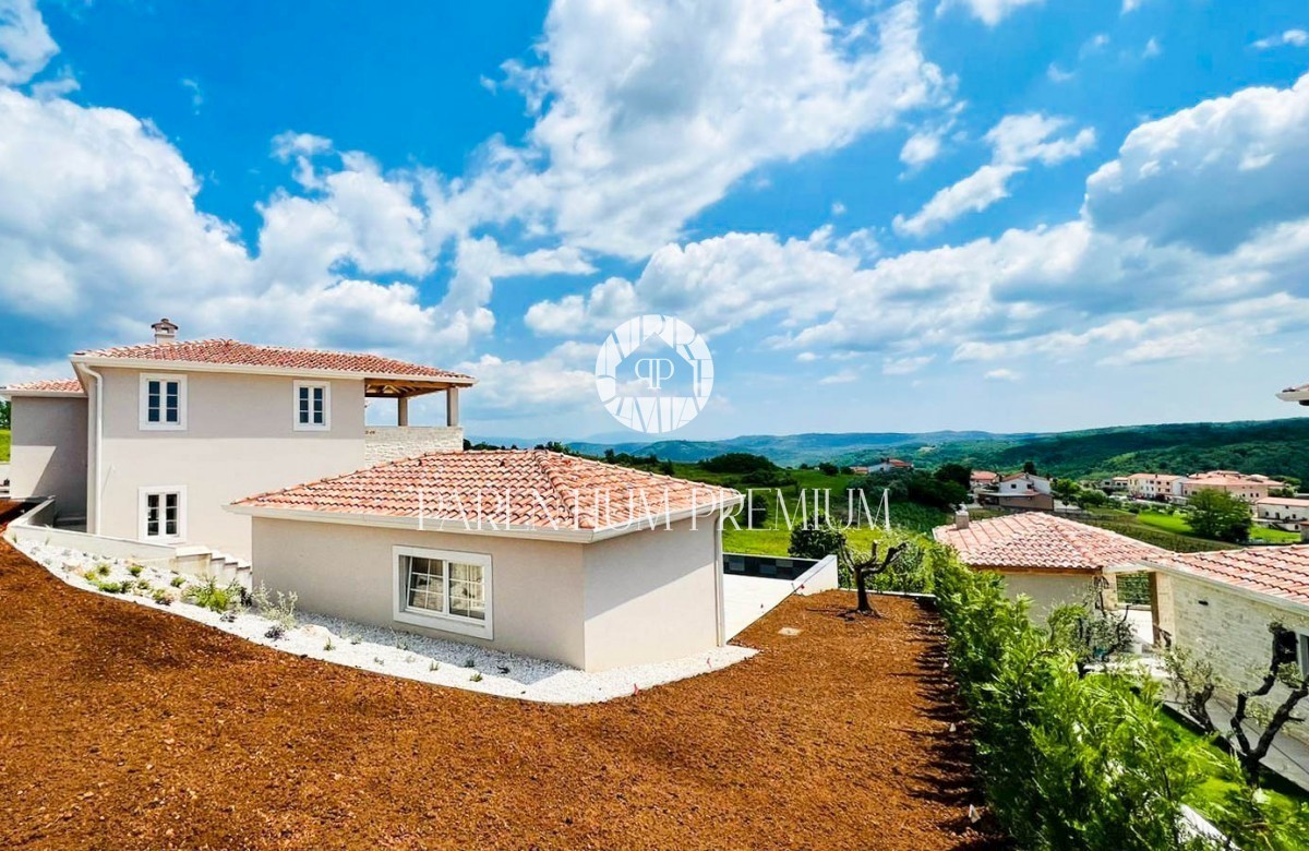 Lussuosa villa in pietra in posizione tranquilla con vista panoramica
