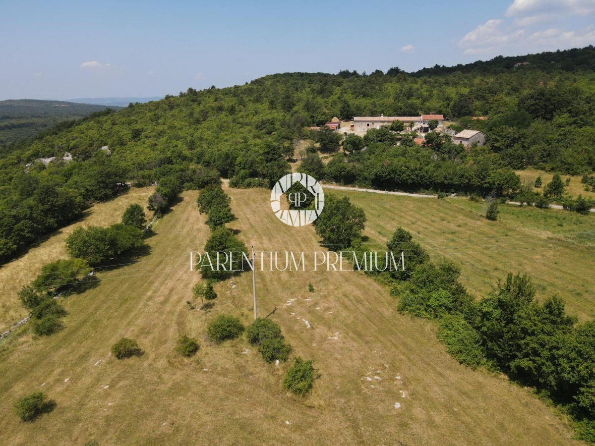 Terreno edificabile 1922 m2 con una bellissima vista sull'Učka