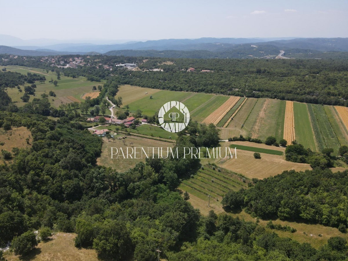 Terreno edificabile 1922 m2 con una bellissima vista sull'Učka