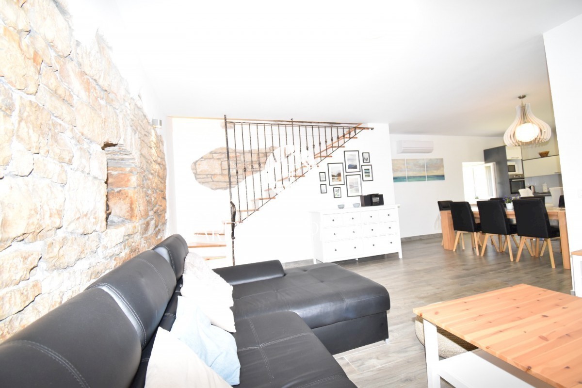 Casa in pietra ristrutturata con molto terreno