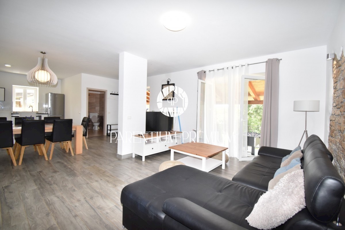 Casa in pietra ristrutturata con molto terreno