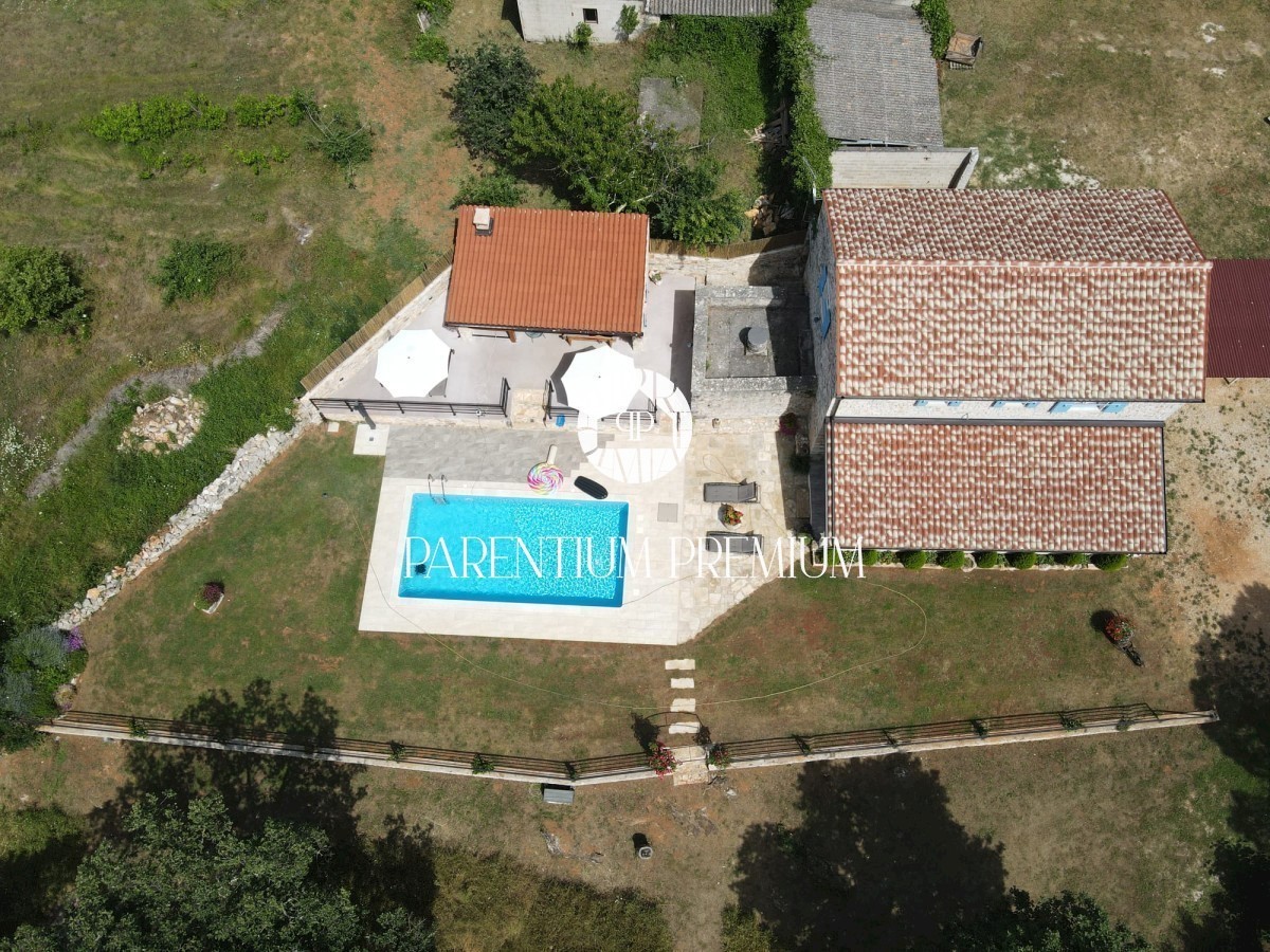 Casa in pietra ristrutturata con molto terreno