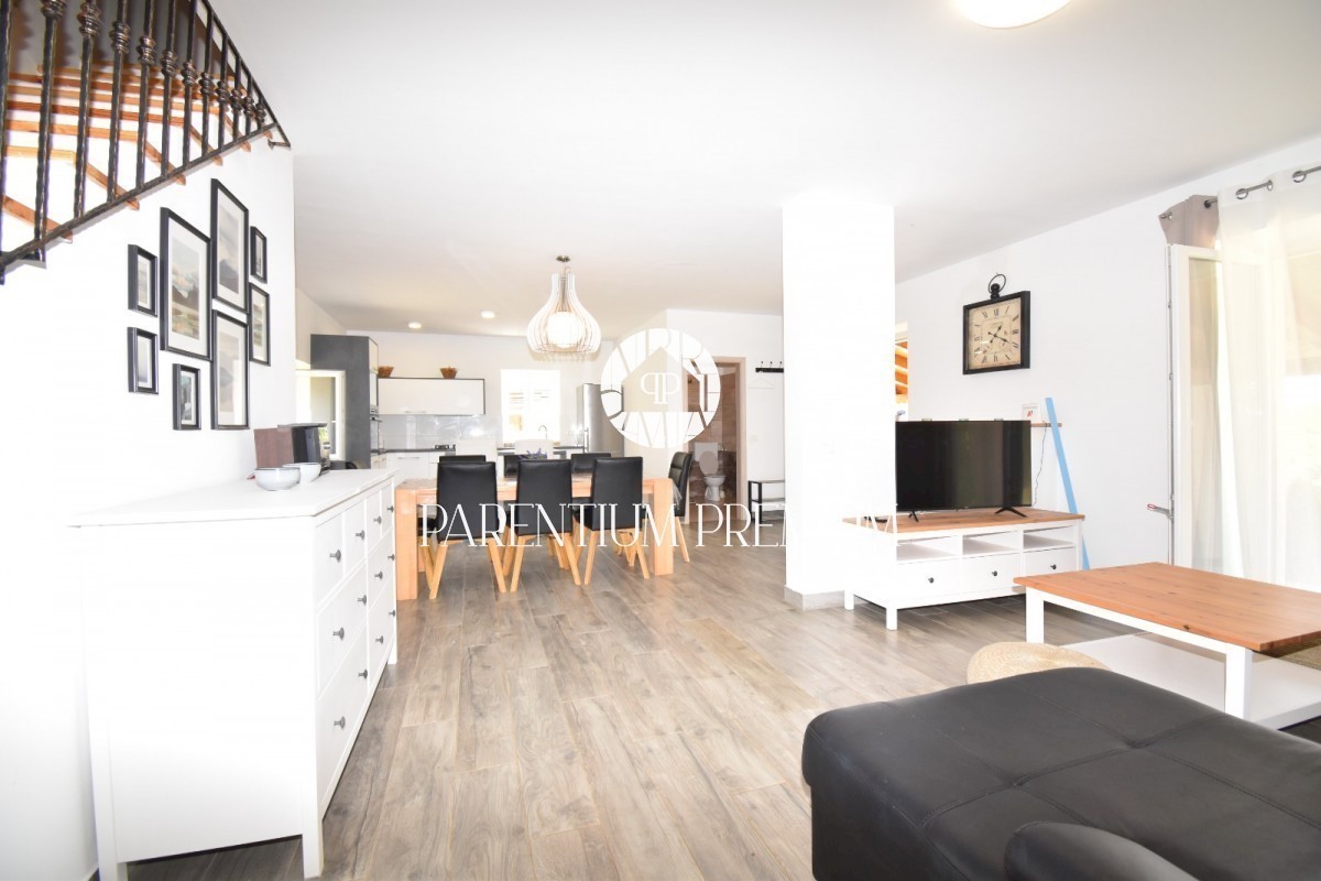 Casa in pietra ristrutturata con molto terreno
