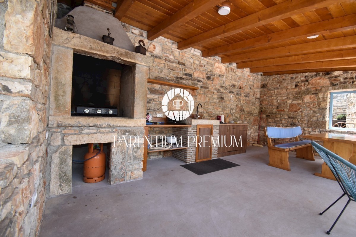 Casa in pietra ristrutturata con molto terreno