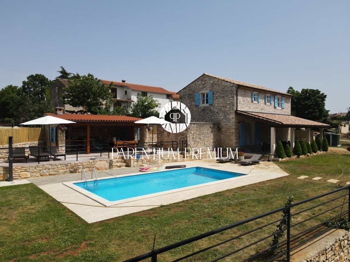 Casa in pietra ristrutturata con molto terreno