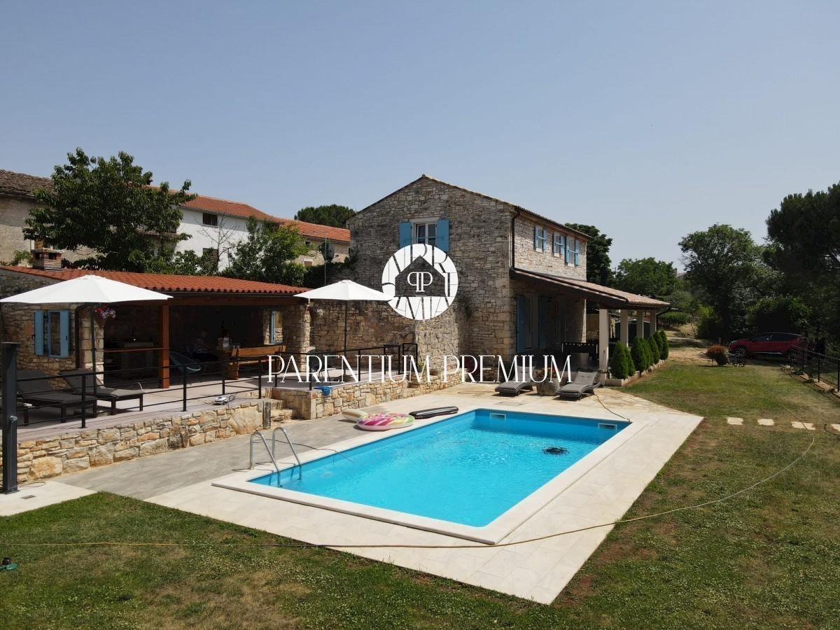 Casa in pietra ristrutturata con molto terreno