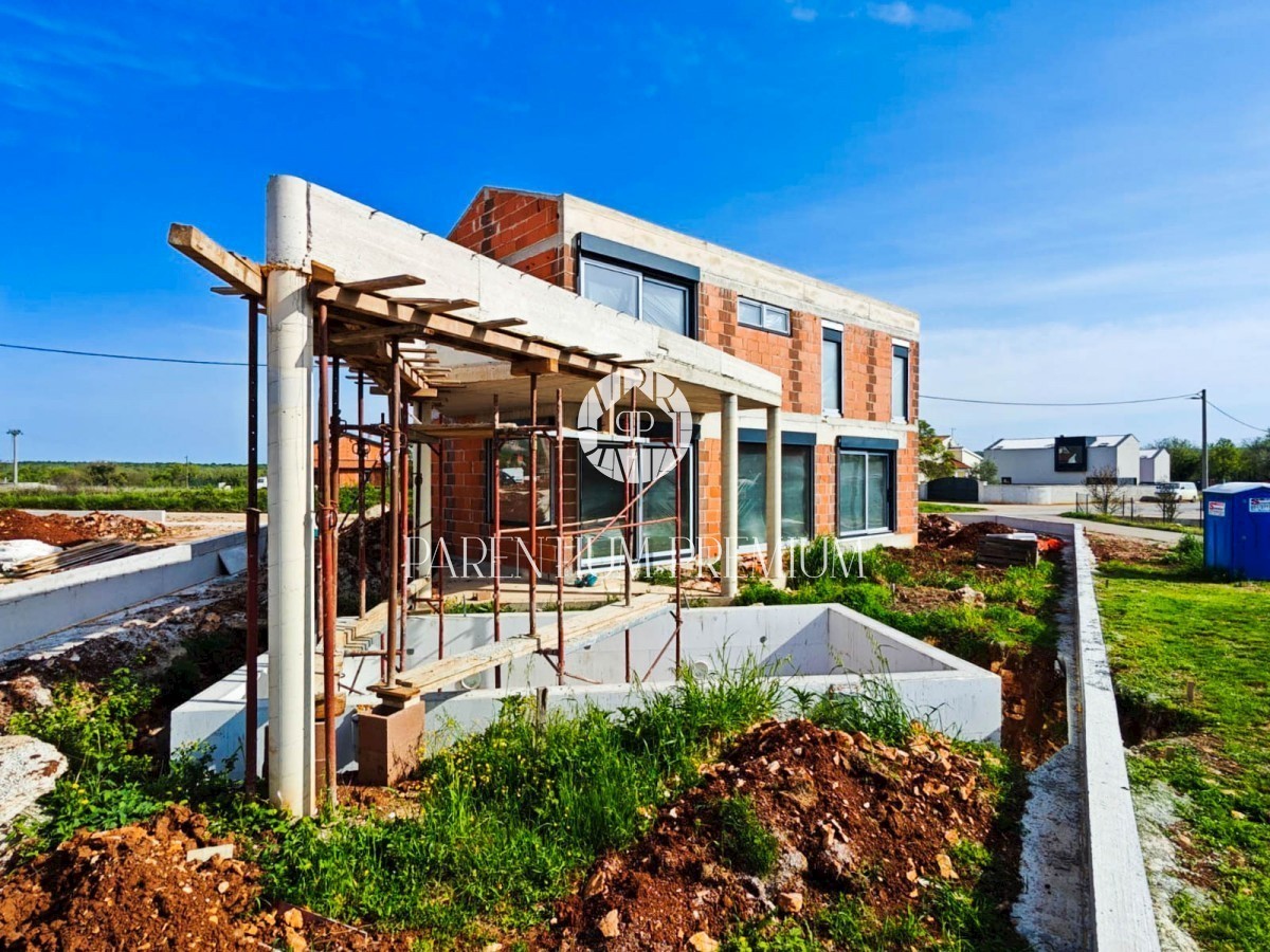 Eccellente nuova casa con piscina