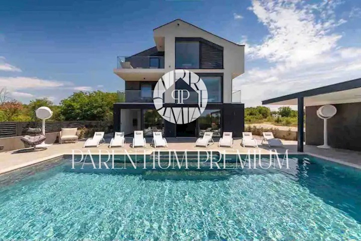 Casa di lusso con tre unità abitative, prima fila al mare