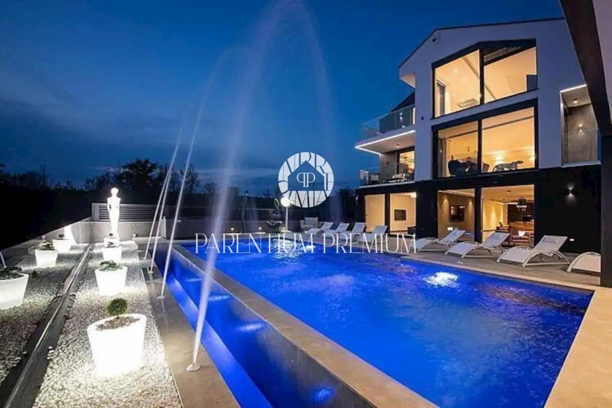 Casa di lusso con tre unità abitative, prima fila al mare