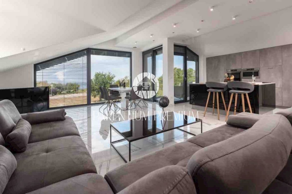 Casa di lusso con tre unità abitative, prima fila al mare