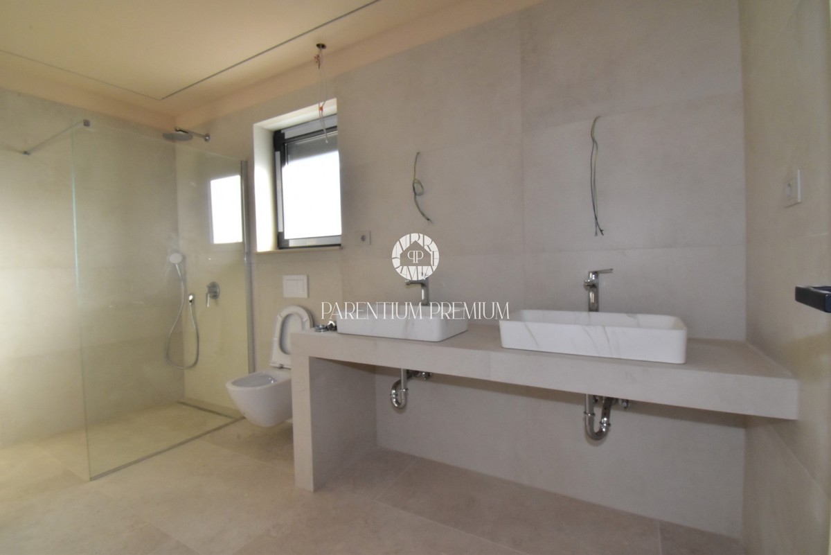 Una villa imponente con ricchi contenuti e una bellissima vista sul mare