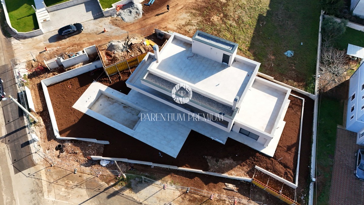 Una villa imponente con ricchi contenuti e una bellissima vista sul mare