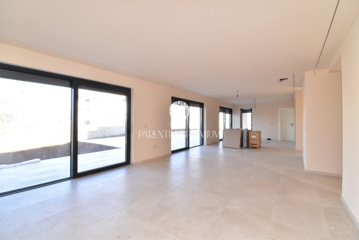 Una villa imponente con ricchi contenuti e una bellissima vista sul mare