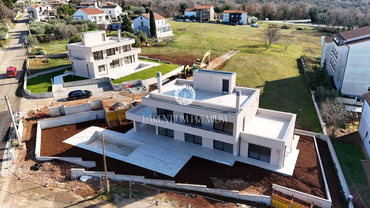 Una villa imponente con ricchi contenuti e una bellissima vista sul mare