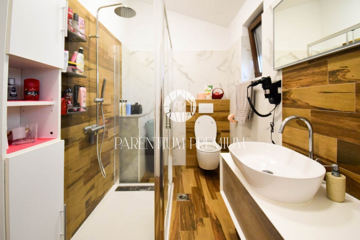 Moderna casa a schiera completamente attrezzata con cortile