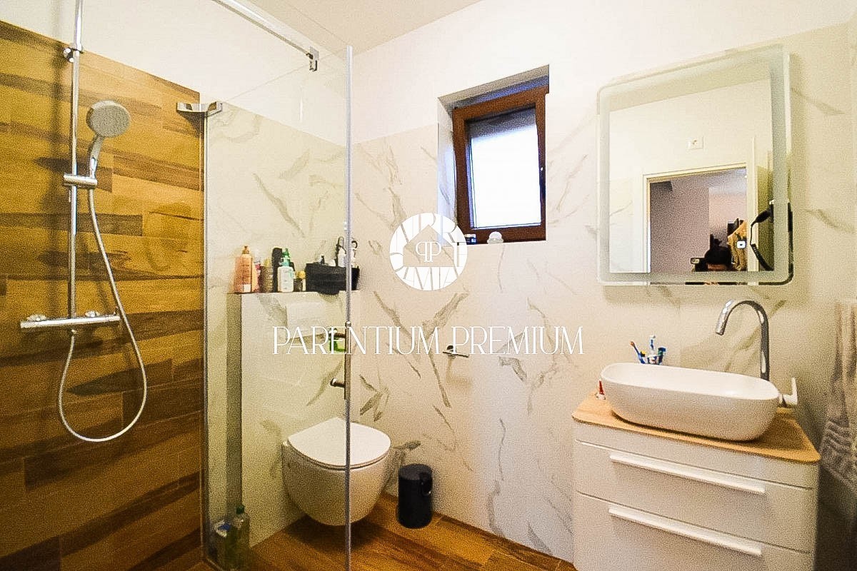 Moderna casa a schiera completamente attrezzata con cortile