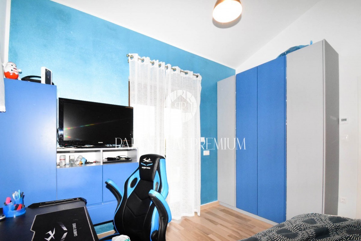 Moderna casa a schiera completamente attrezzata con cortile