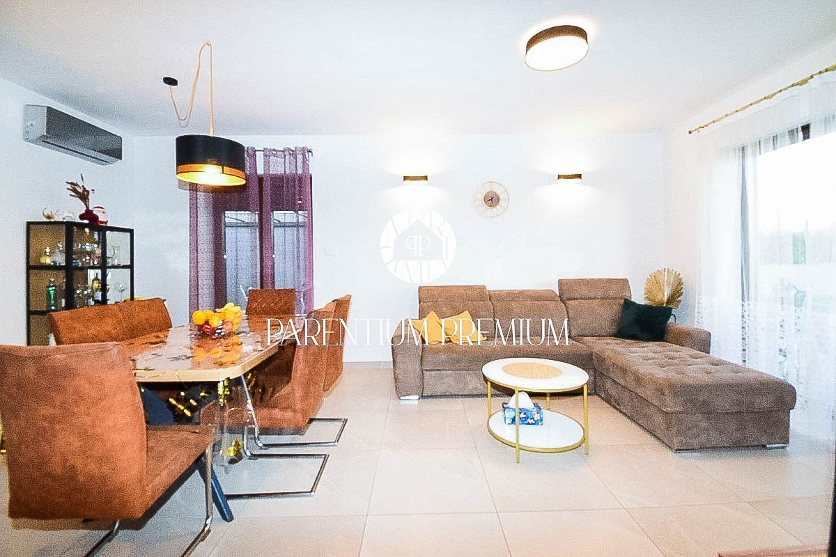 Moderna casa a schiera completamente attrezzata con cortile