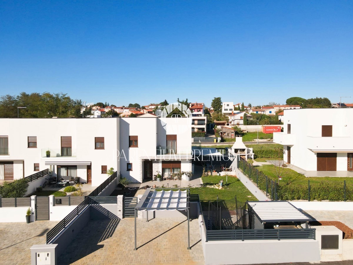 Moderna casa a schiera completamente attrezzata con cortile
